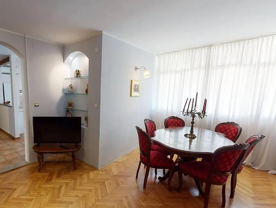 Writer'S Apartment In An Unique Split District