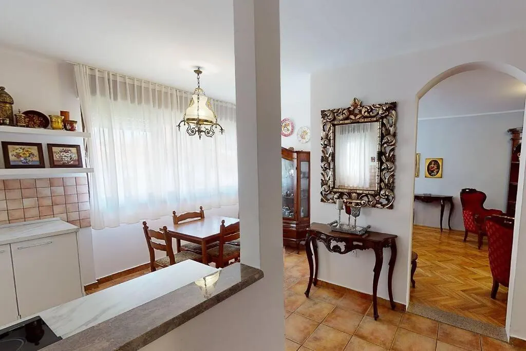 Writer'S Apartment In An Unique Split District